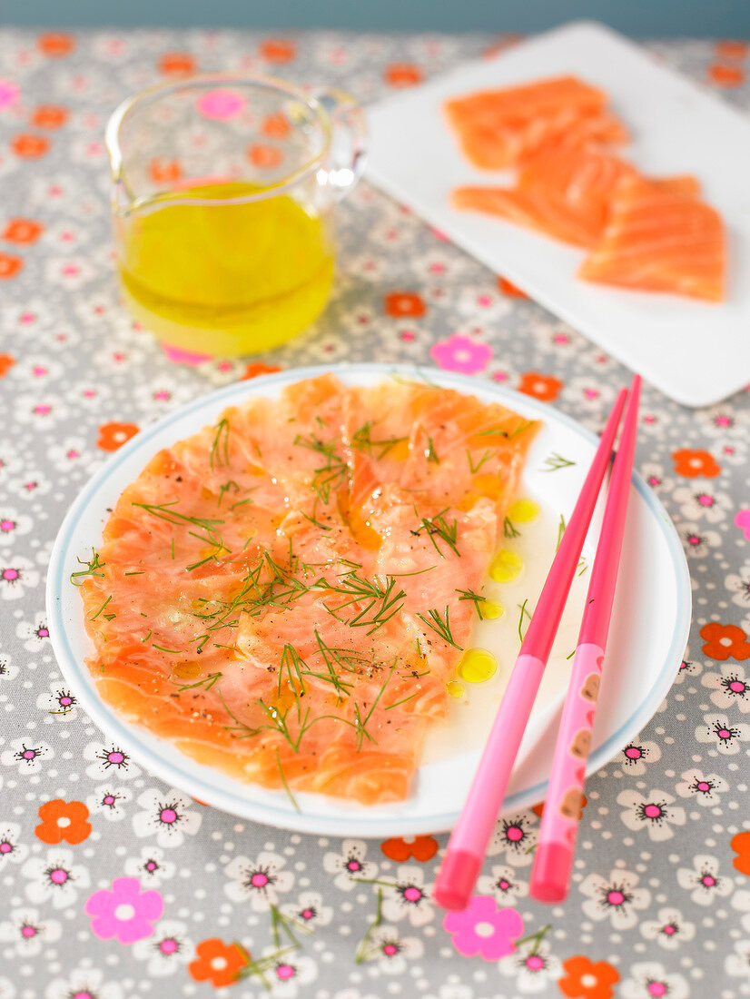Salmon marinated with lemon and dill