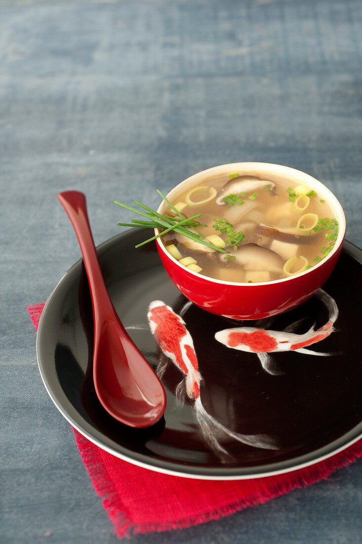 Miso-Suppe mit Steinpilzen