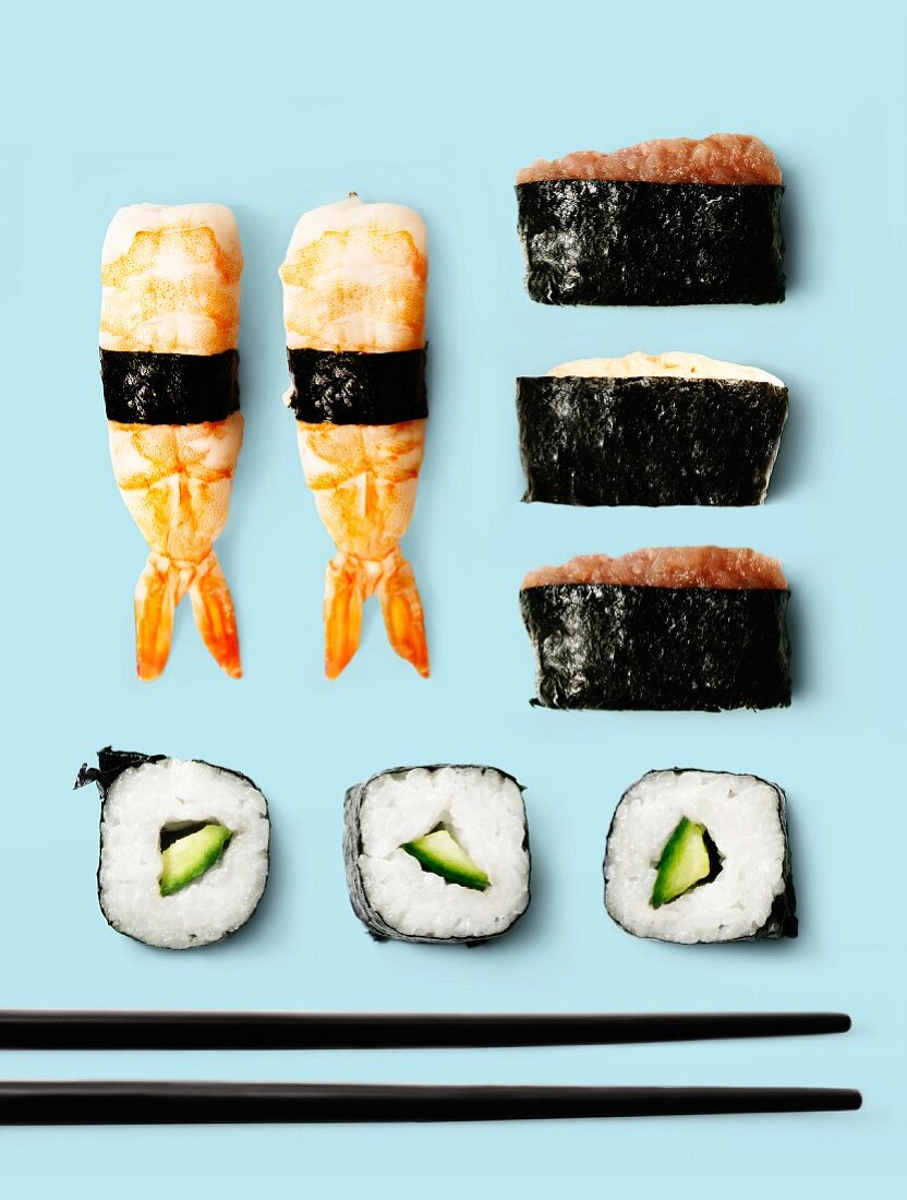 Verschiedene Sushi und Essstäbchen