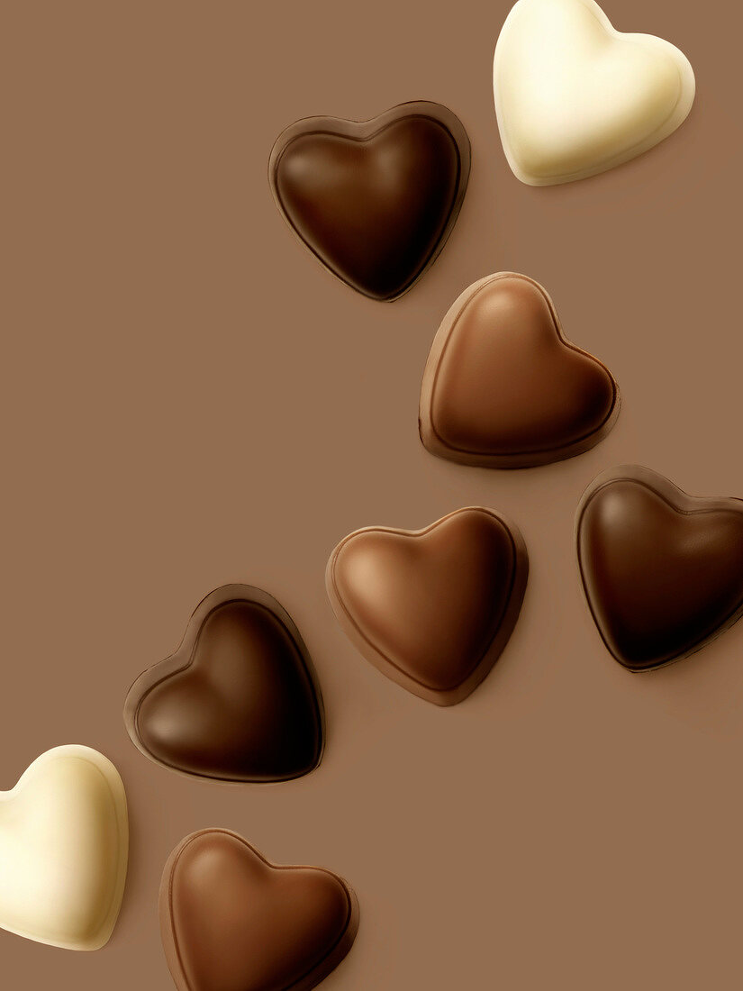 Herzförmige Pralinen aus dreierlei Schokoladensorten