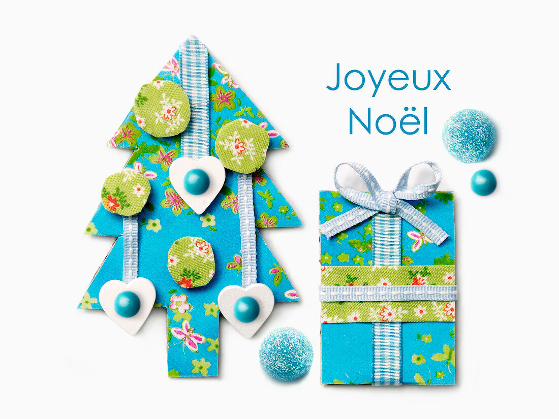 Weihnachtsbaum und Geschenk aus blauem Papier