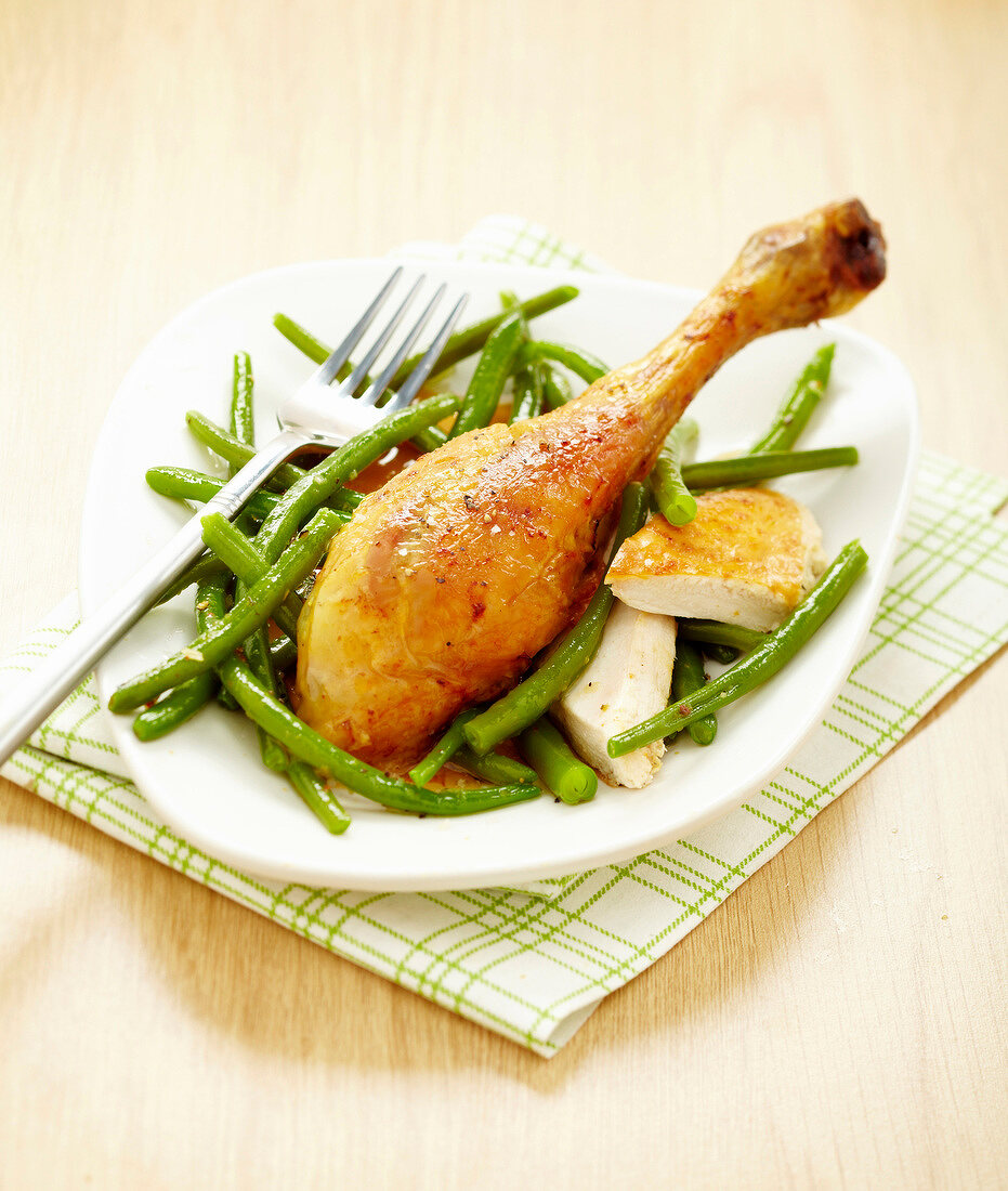 Spicy roasted chicken leg with green beans