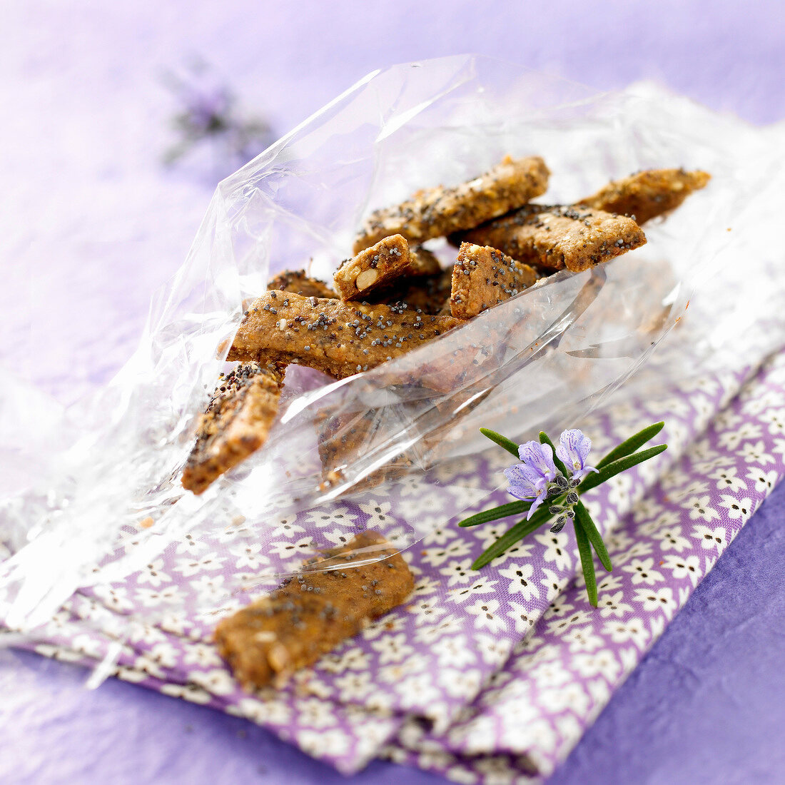 Dried fruit and poppyseed crackers