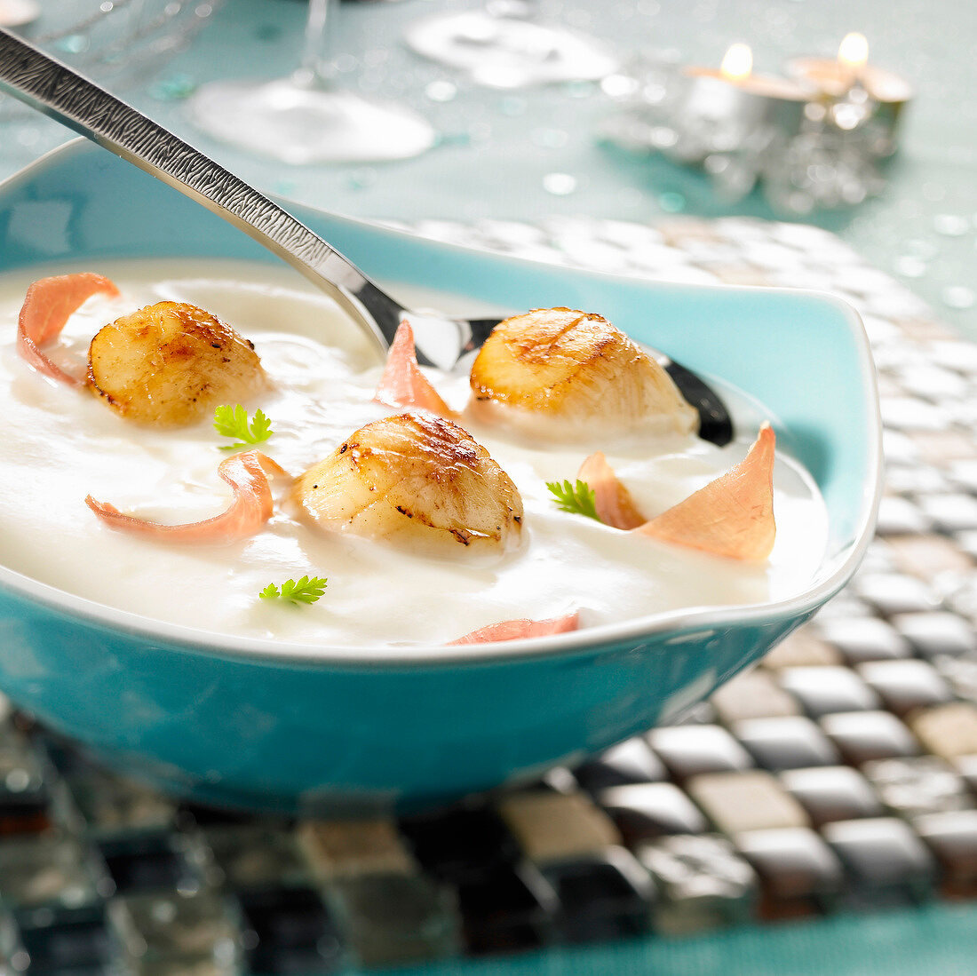 Cream of cauliflower soup with scallops and bacon