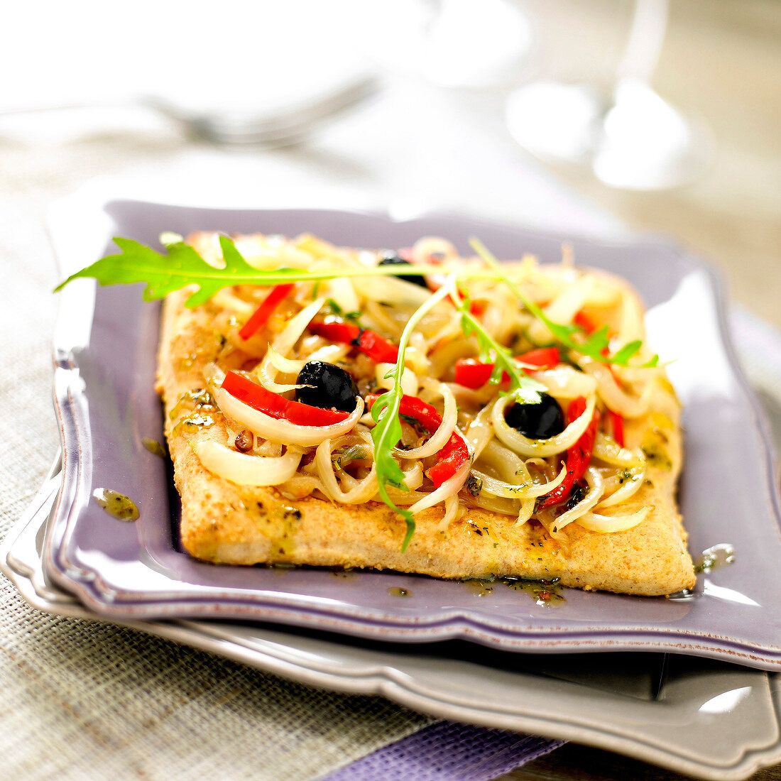 Herzhafte Tarte mit Zwiebeln, Paprika und Oliven