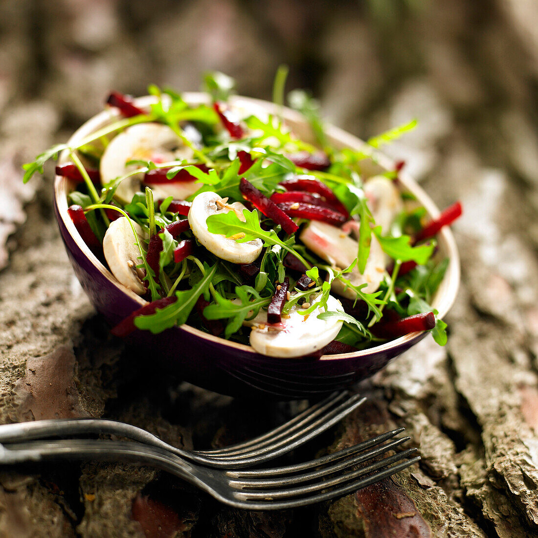 Rocket salad with beetroot and mushrooms (vegan)