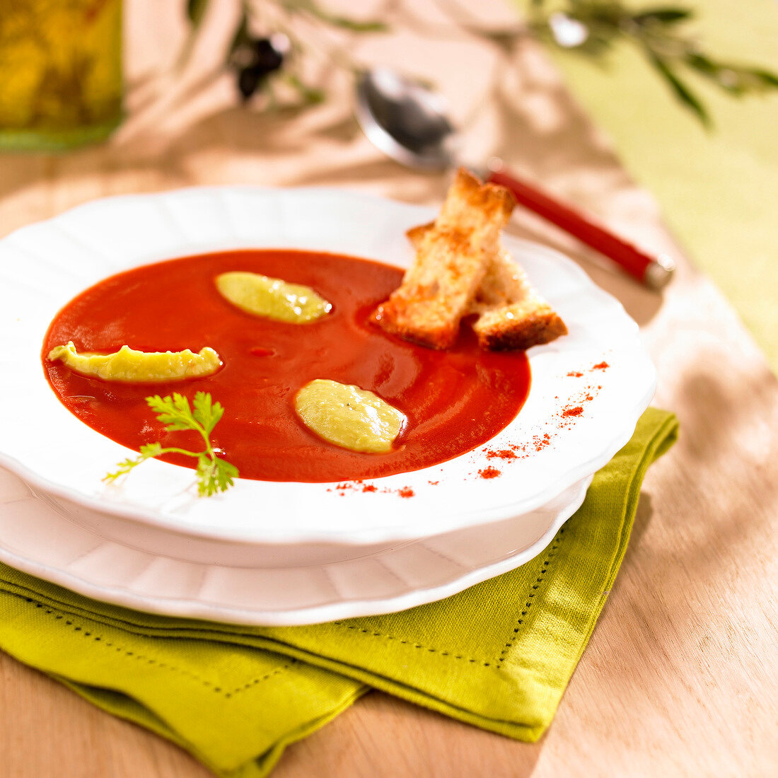 Tomatencremesuppe mit Paprikagewürz und Guacamole