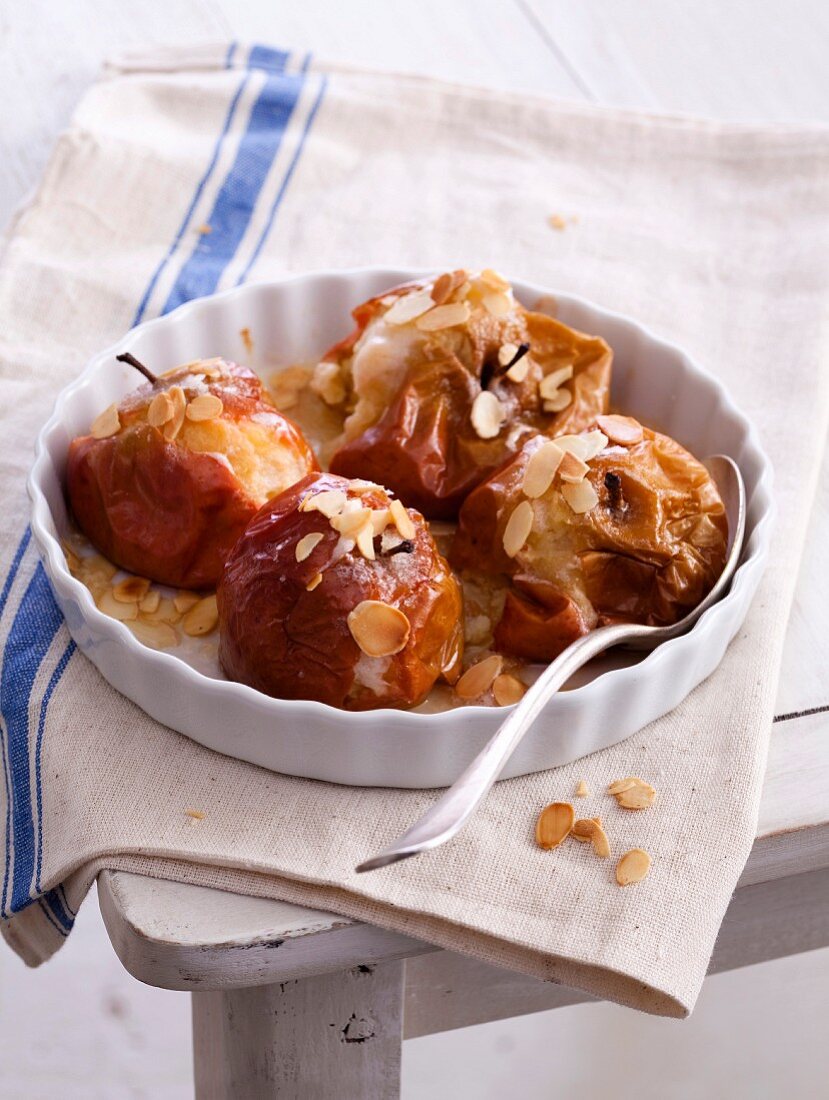 Bratäpfel mit gerösteten Mandelblättchen