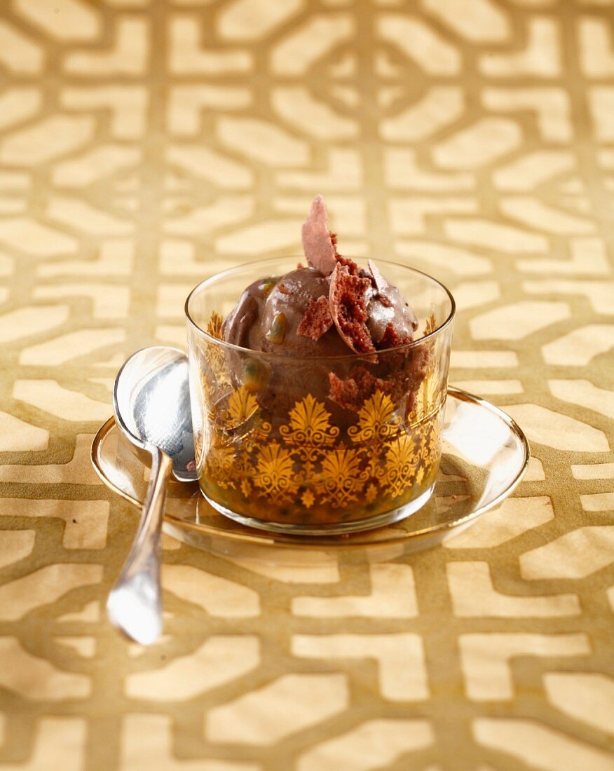 Milchschokoladen-Eis mit Macaron und Passionsfrucht-Sauce