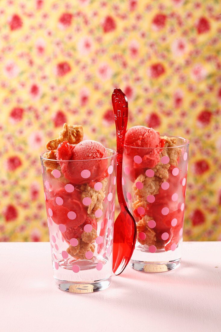 Erdbeer-Sorbet mit Pfeffer und Knusperflocken