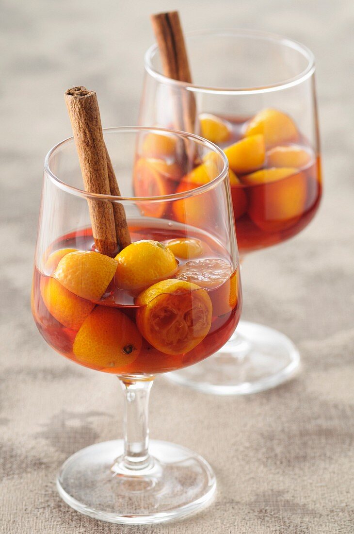 Kumquats in Rotwein mit Zimt