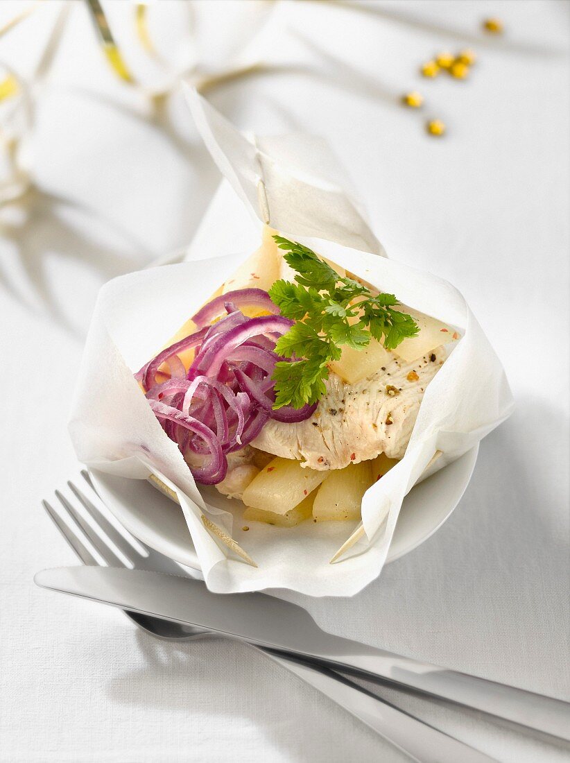 Turkey breast with salsifies and red onions cooked in wax paper