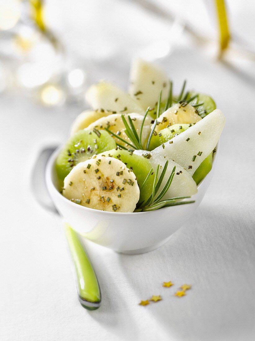 Obstsalat mit Birne, Banane, Kiwi und Rosmarin