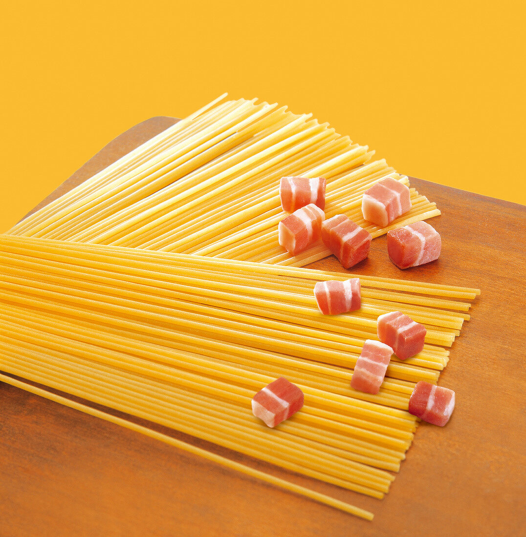 Rohe Spaghetti und Schinkenwürfel