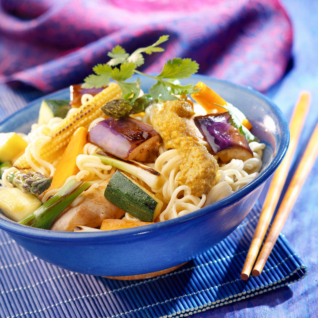 Chinese noodles with chicken and curried vegetables
