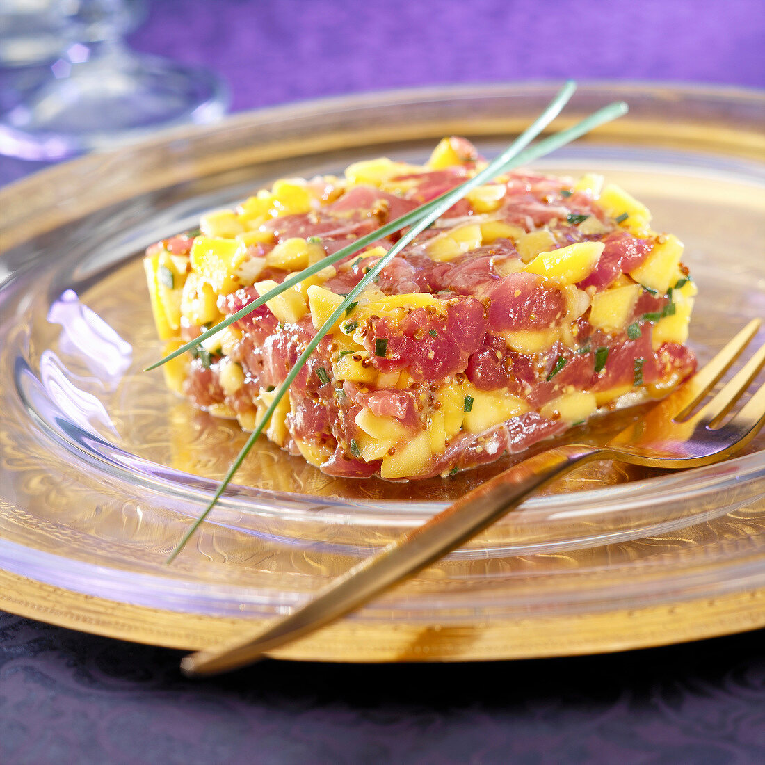 Thunfisch-Mango-Tatar mit grobkörnigem Senf