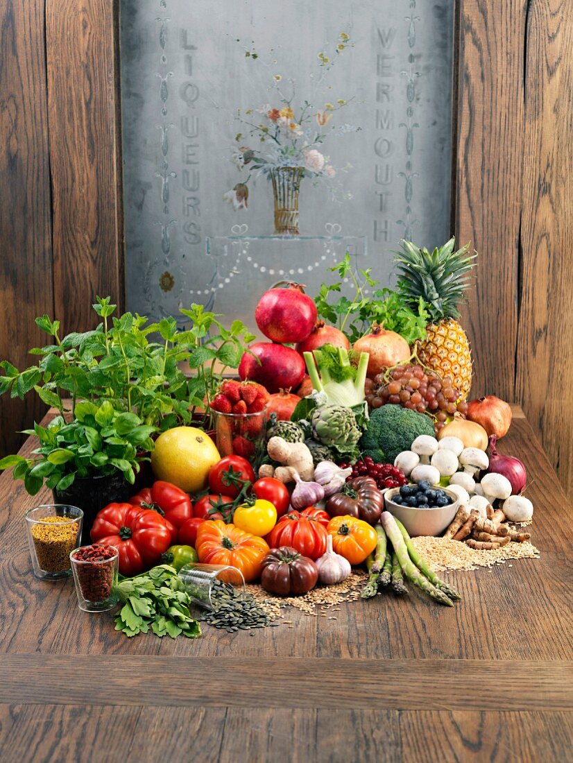 Stillleben mit Obst, Gemüse, Kräutern und Samen