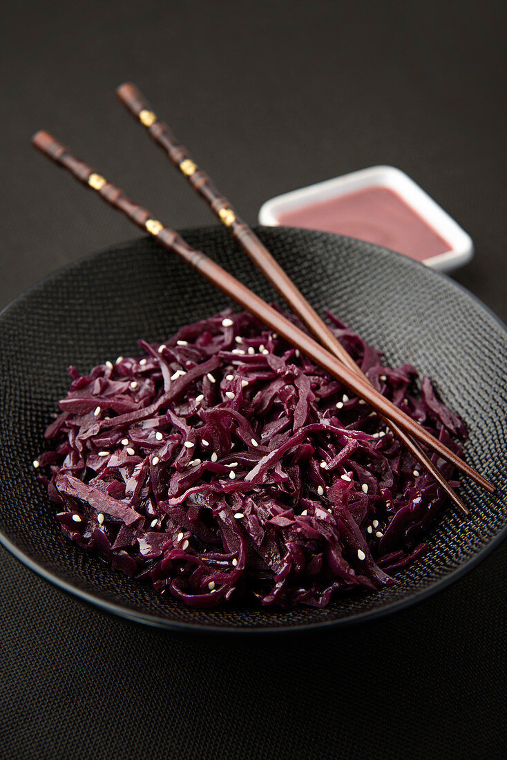 Sauteed red cabbage with sesame seeds and creamy sauce