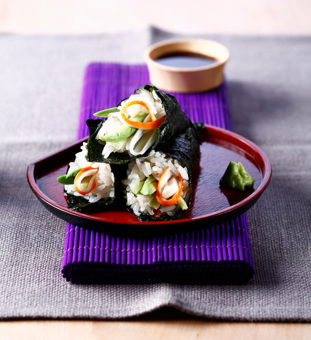 Avocado-Maki mit Gurke und Surimi