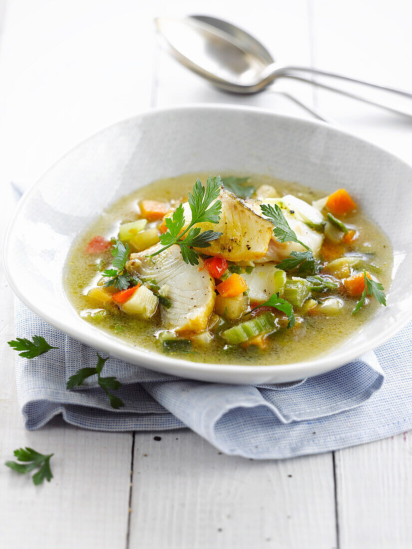 Fischsuppe mit Gemüse und Pesto