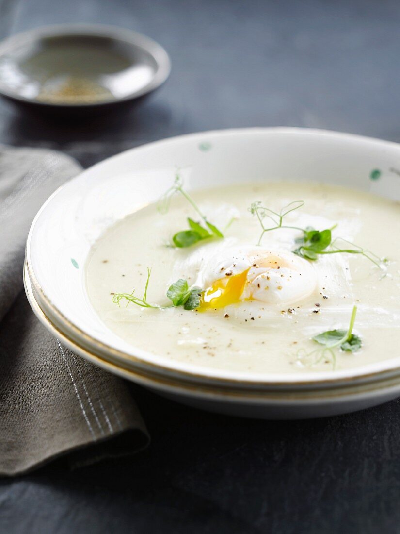 weiße Spargelsuppe mit pochiertem Ei