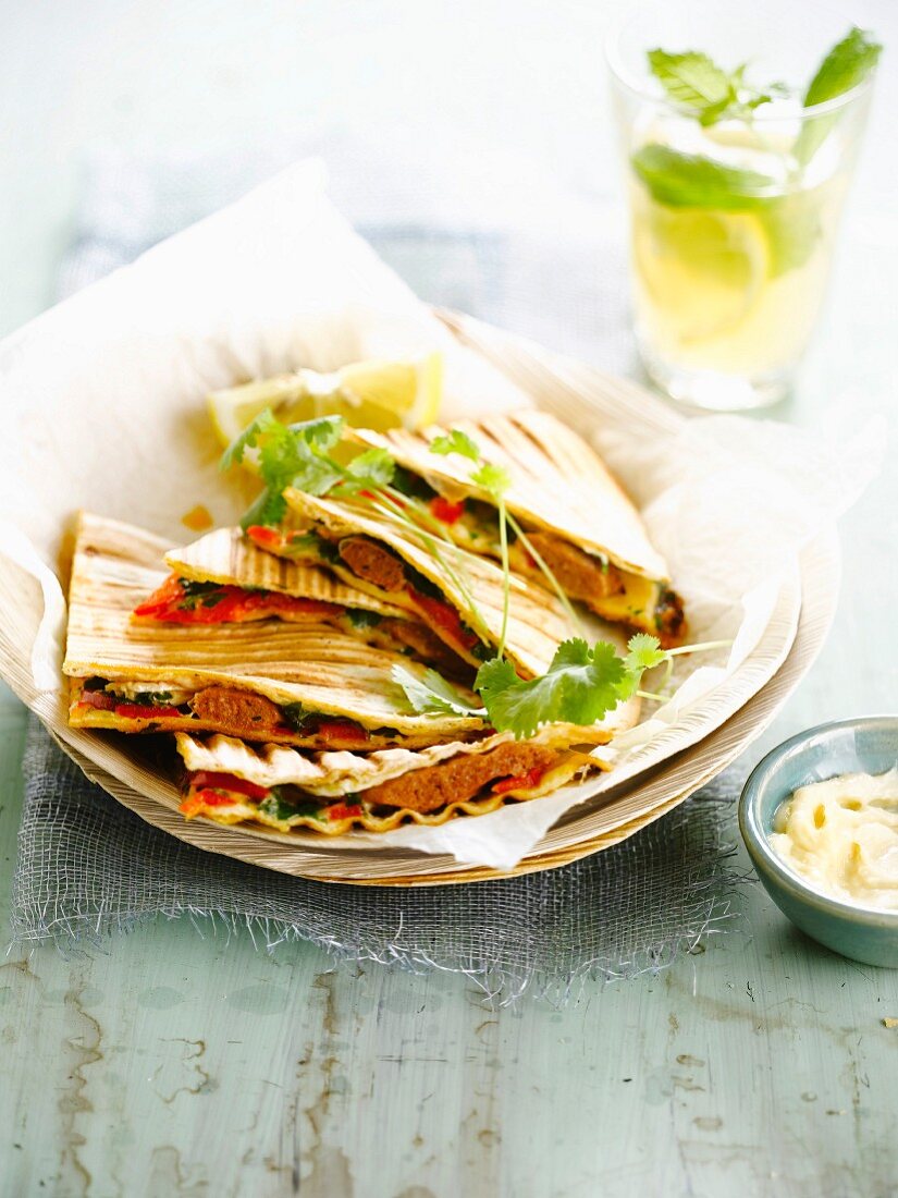 Tacos mit Gemüse und Merguez-Würsten