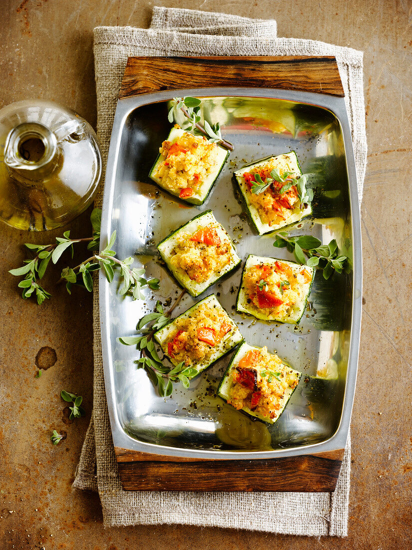 Zucchini mit Ziegenkäse und Tomaten gefüllt