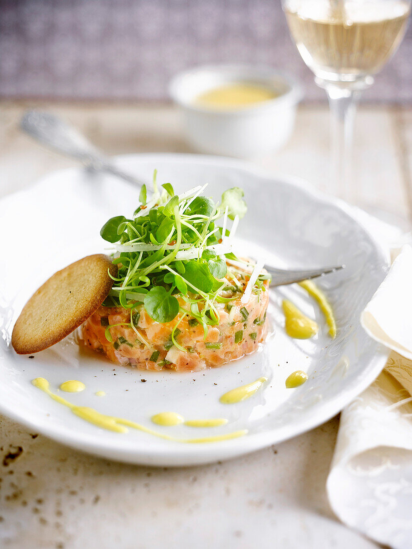 Cardamom-flavored salmon tartare with mango puree