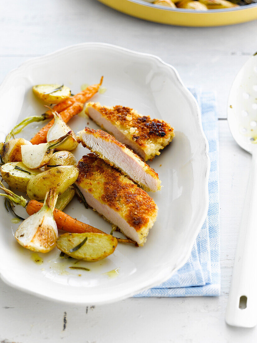 Paniertes Kalbsschnitzel mit geröstetem Gemüse