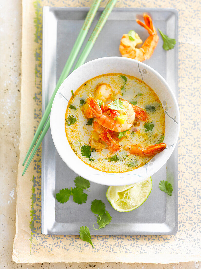 Asiatische Currysuppe mit Garnelen