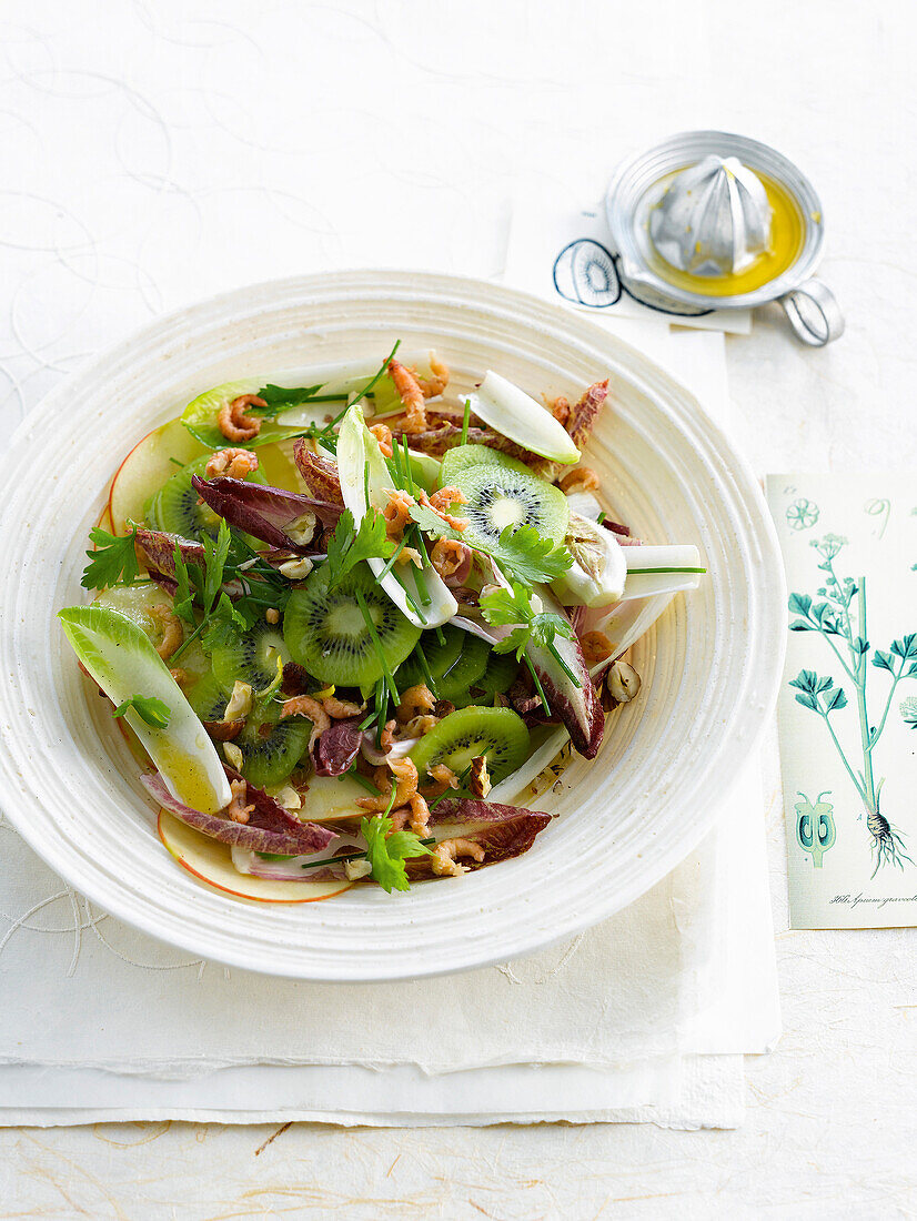 Chicorée-Salat mit Kiwi und Nordseekrabben