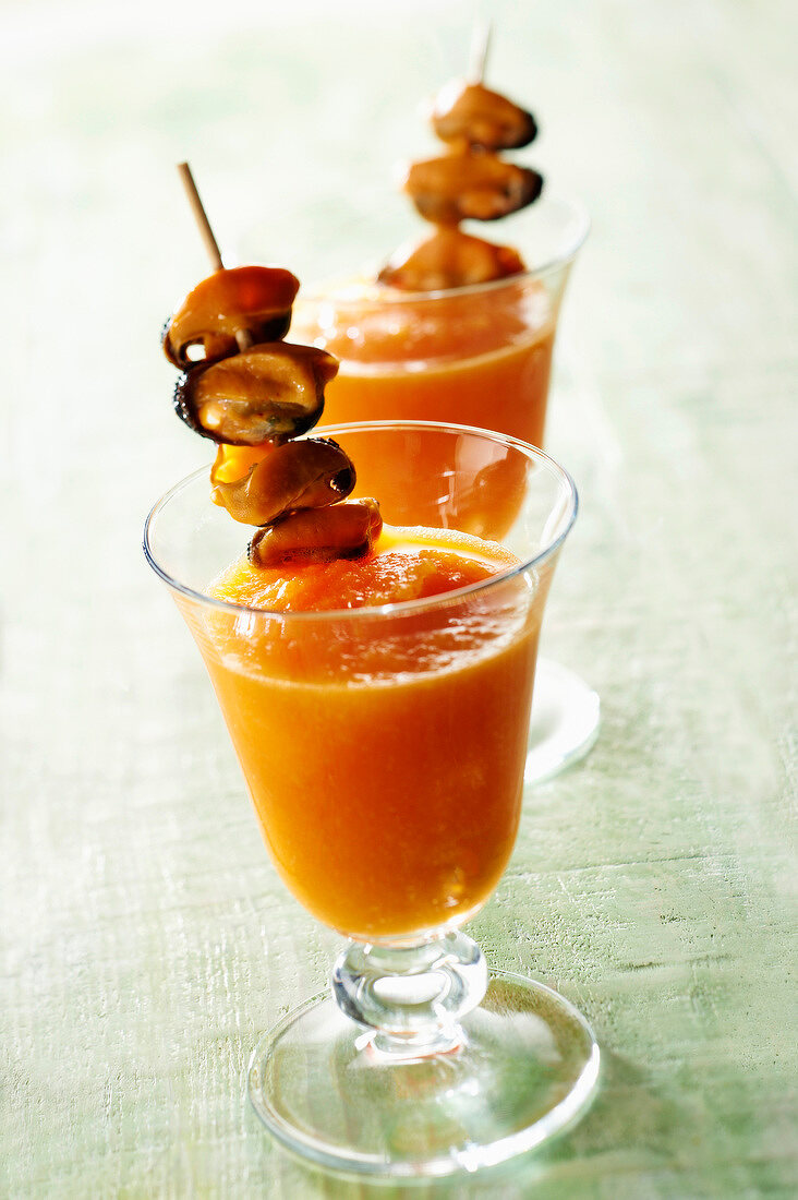 Karotten-Gazpacho mit Miesmuscheln