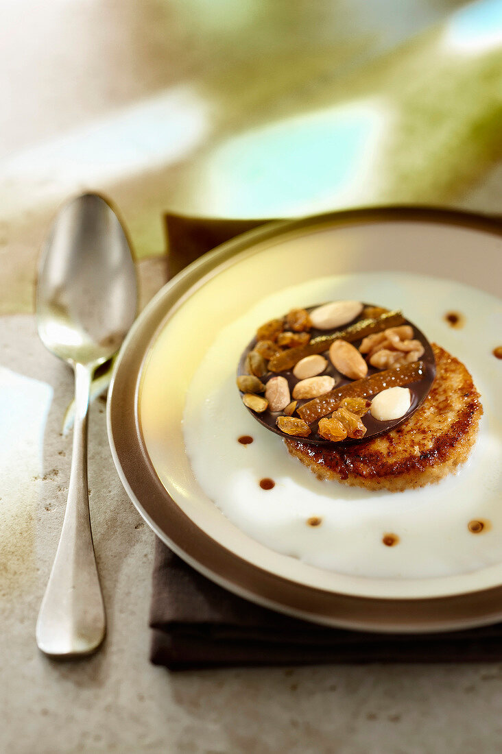 Karamellisierter Haferbrei, dunkler Schokoladentaler und Buttermilch