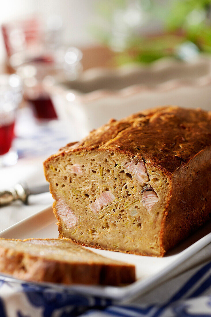 Breizh Cake mit Andouille-Kaldaunenwurst aus Guéméné, Bretagne
