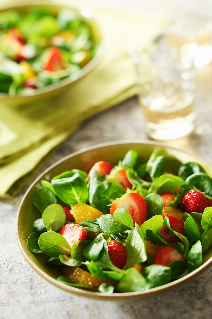 Feldsalat mit Plougastel-Erdbeeren und Orangen