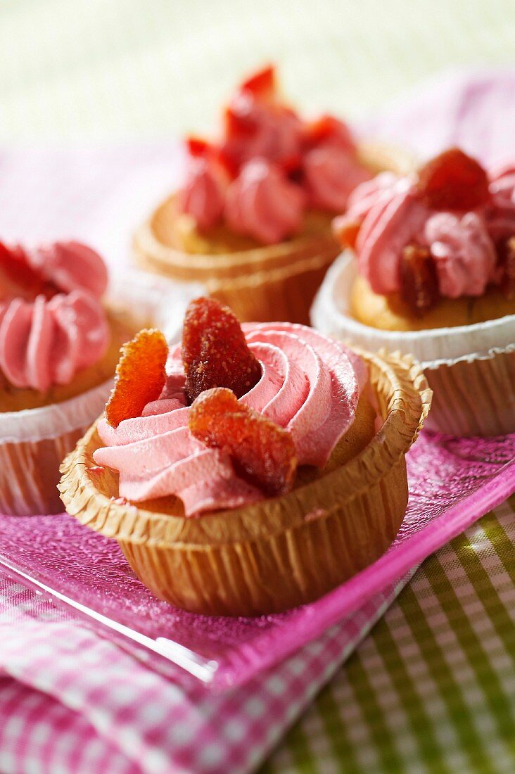 Cupcakes mit Erdbeeren, Rhabarber und Sahne mit Pontarlier-Anis