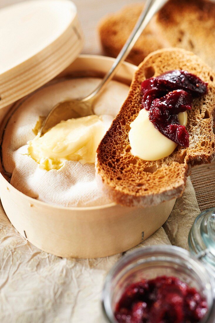 Mont d'Or und Feigenkompott mit Poulsard-Wein auf Röstbrot