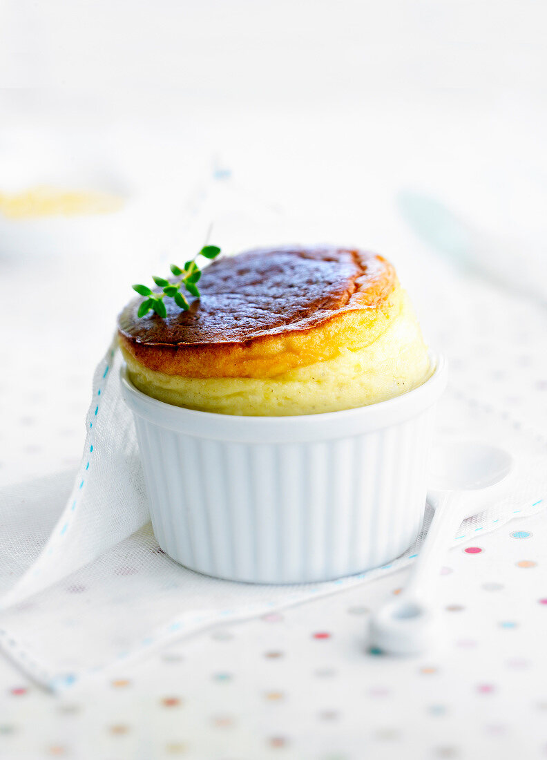 Soufflé mit Roquefort und in Gewürztraminer karamellisierten Birnen