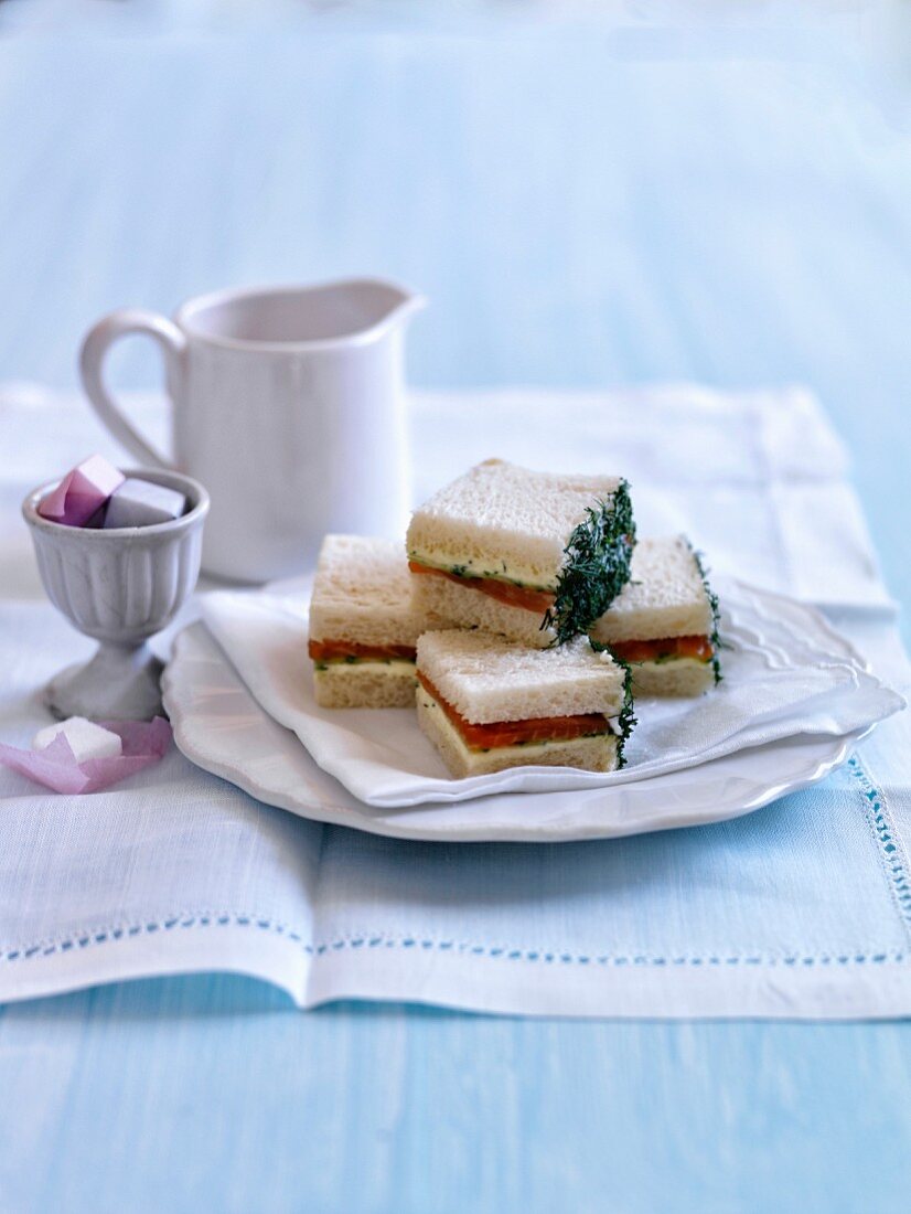 Brötchen mit Lachs, Gurke, Frischkäse und Dill