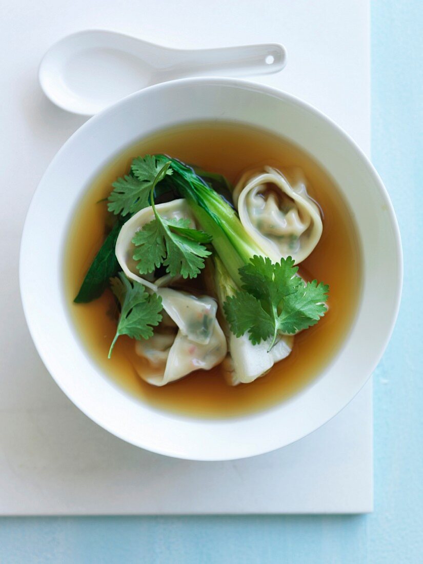 Pak-Choi-Brühe mit Gemüseteigtaschen