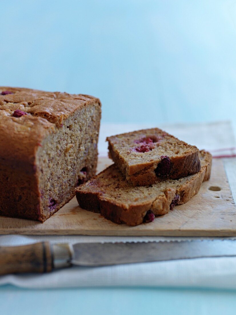 Nussmehl-Kastenkuchen mit Himbeeren