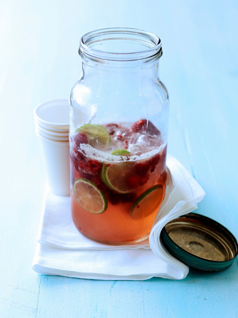 Limonensaft mit Himbeeren