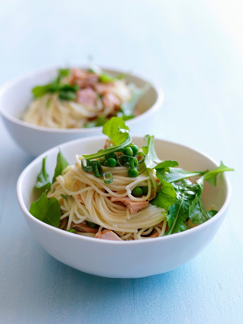 Spaghetti mit geräucherter Putenbrust, Erbsen und Löwenzahn