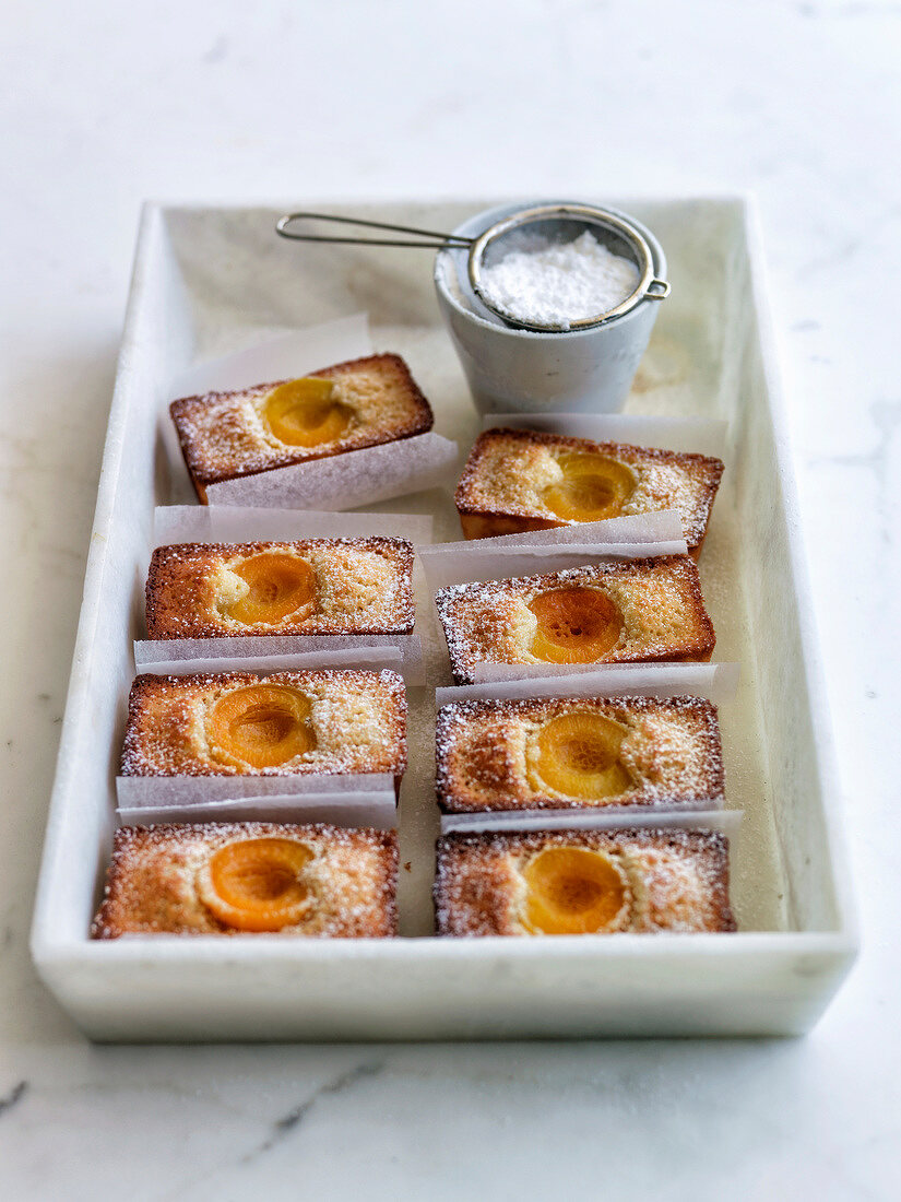 Financiers aux abricots (French almond cakes with apricots)