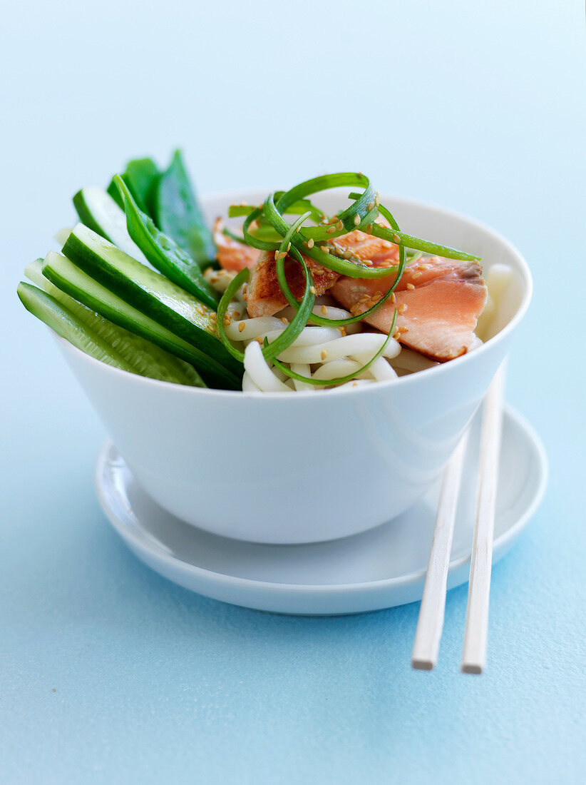 Noodles with grilled salmon and cucumber