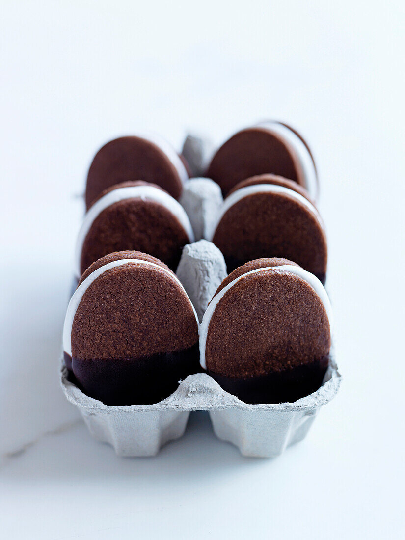Schokoladen-Macarons in Eierform