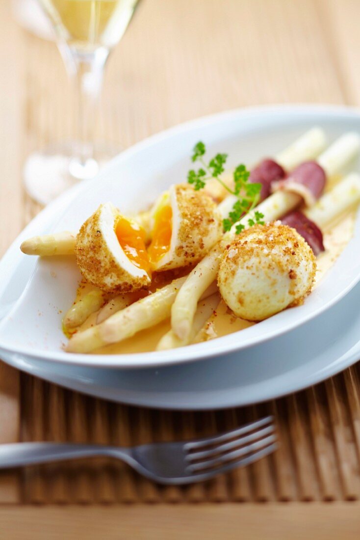 White asparagus with duck magret and breaded soft-boiled eggs