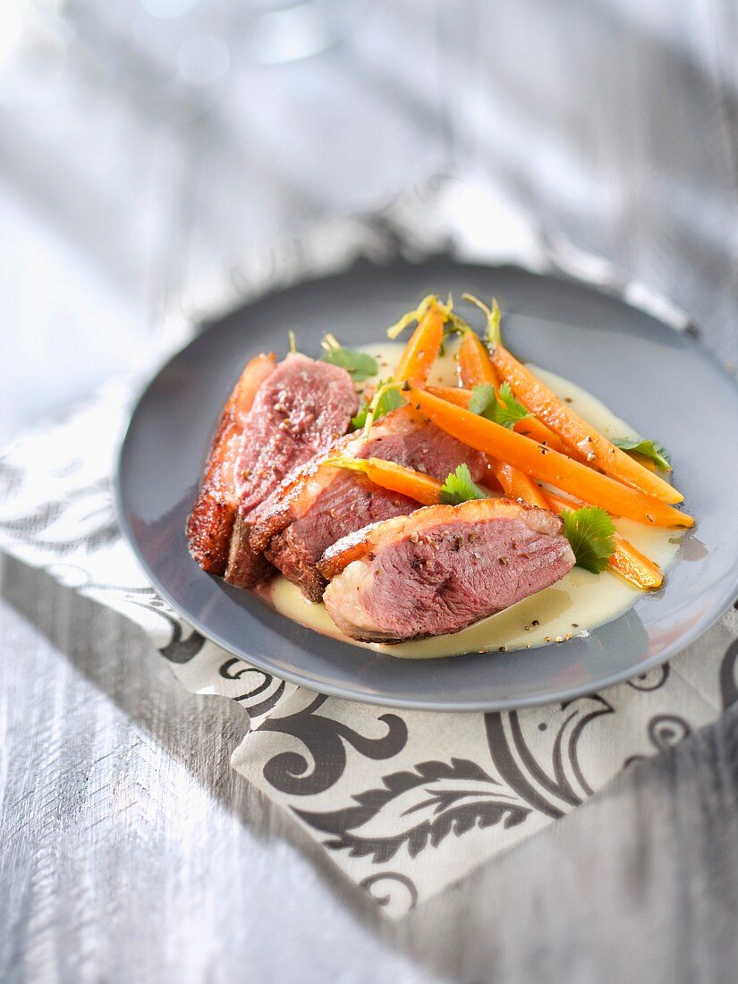 Duck magret with steamed carrots and white sauce