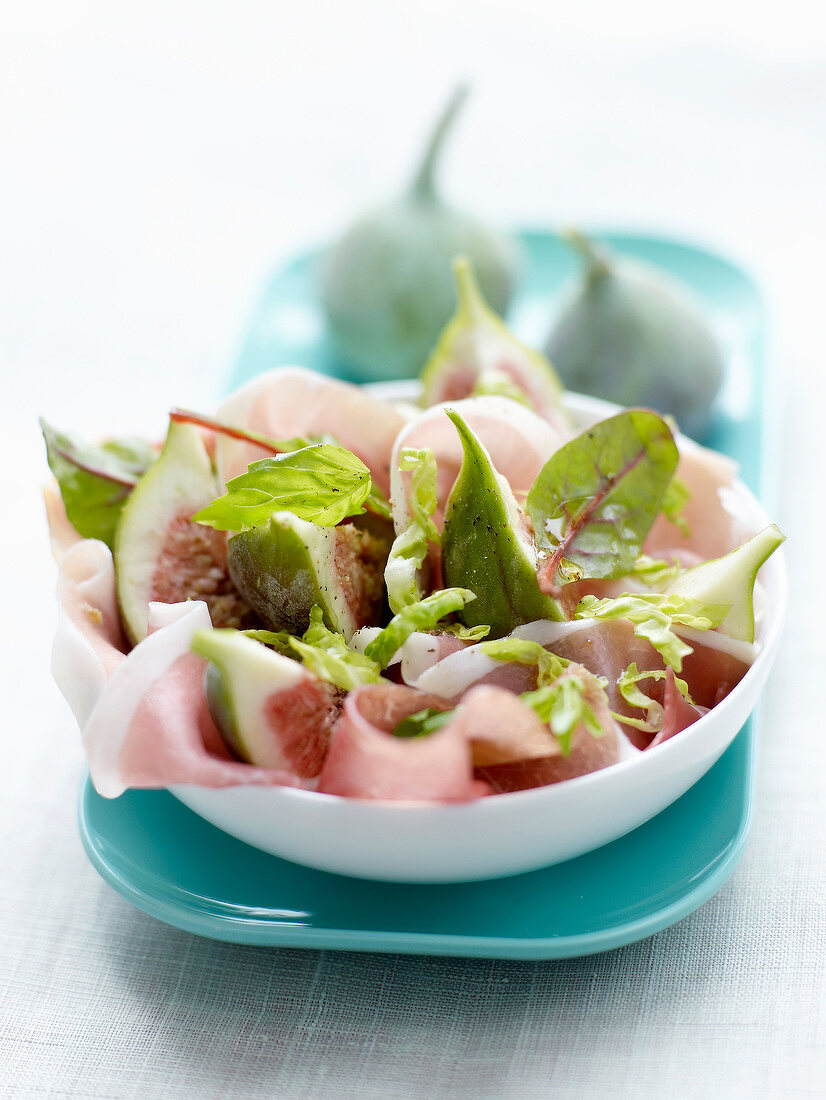 Schinken-Feigen-Salat mit Basilikum
