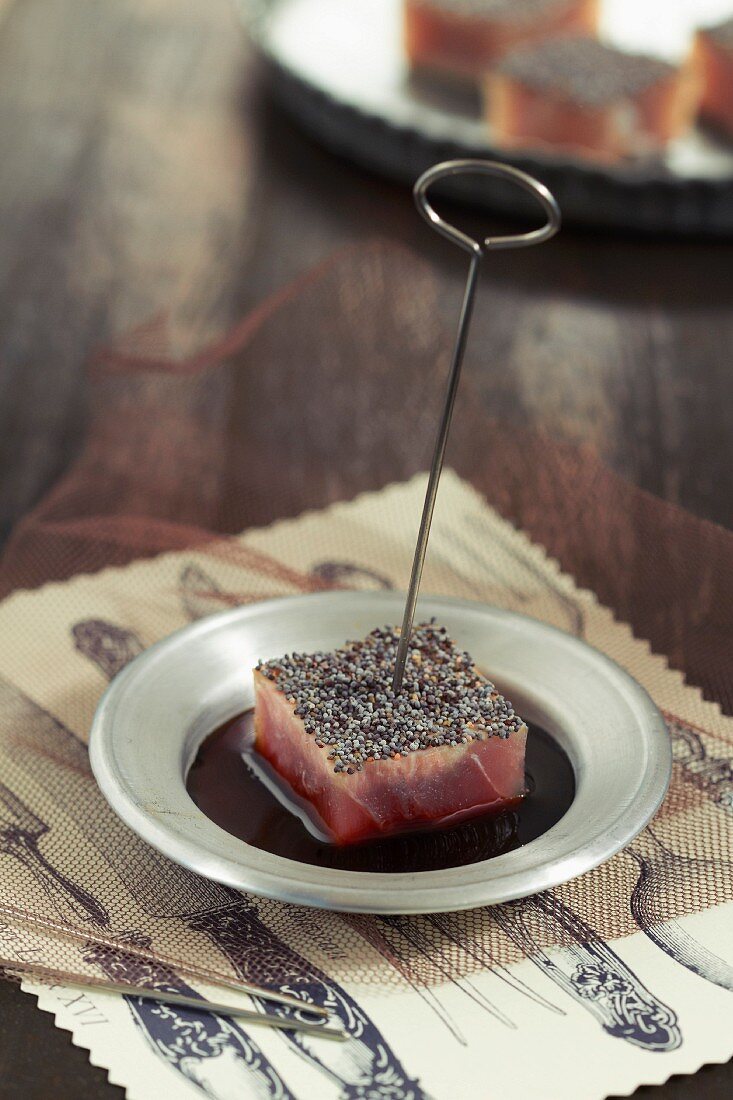 Thunfischhäppchen mit Mohnsamen und Sojasauce